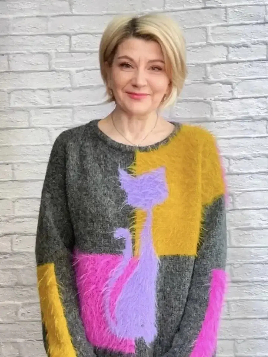 oksana-osnovatelnica-knitted-story.webp Оксана, основательница Knitted-Story, в свитере ручной вязки
